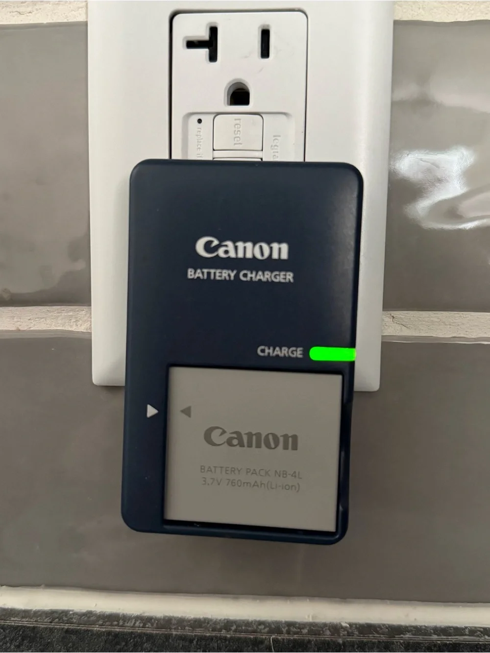 Canon PowerShot SD400 digital camera working + box + charger + cords